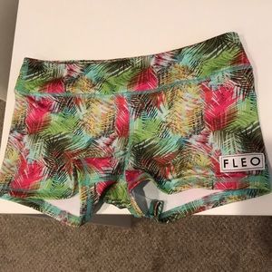 NWOT Barbella Leaf Fleos